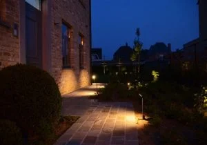 Como iluminar un jardin