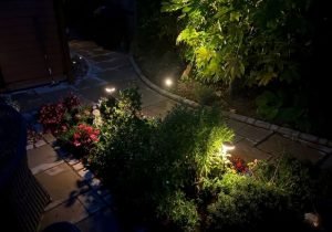Importancia de iluminar jardines exteriores: