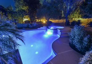 Cómo iluminar un jardín con piscina